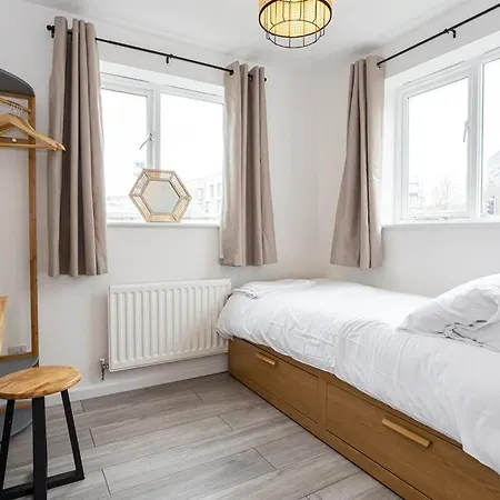 Апартаменты Charming Refurbished 4 Bed With A Garden In Hulme *