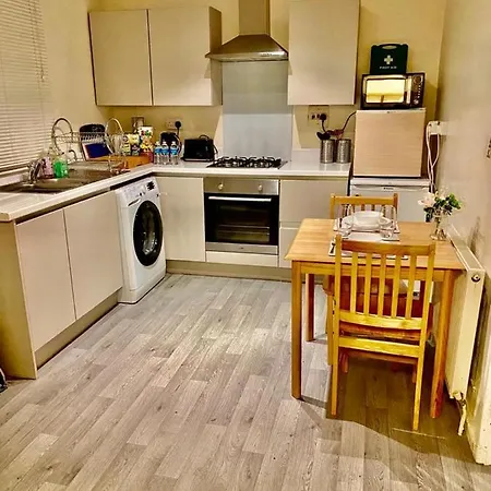 Spacious, Comfortable And Elegant 3 Bedroom Apartment Manchester