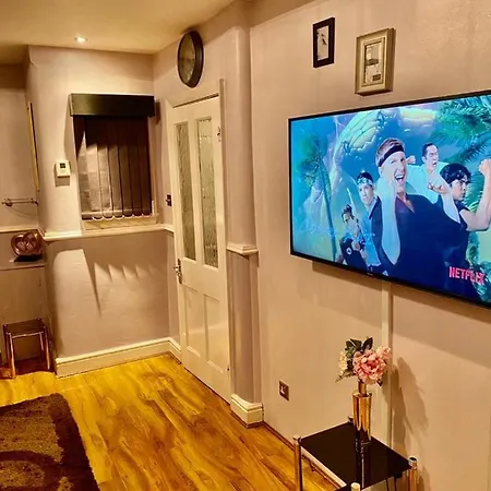 Spacious, Comfortable And Elegant 3 Bedroom Apartment *