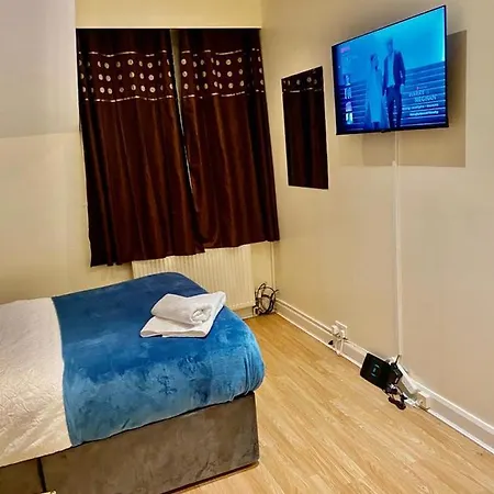 Spacious, Comfortable And Elegant 3 Bedroom * Manchester