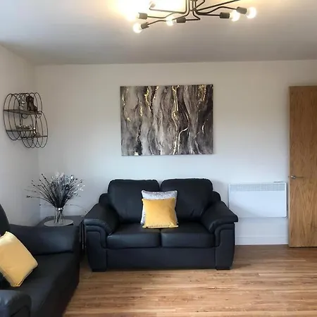 Amazing 3 Bed Penthouse With Large Balcony *