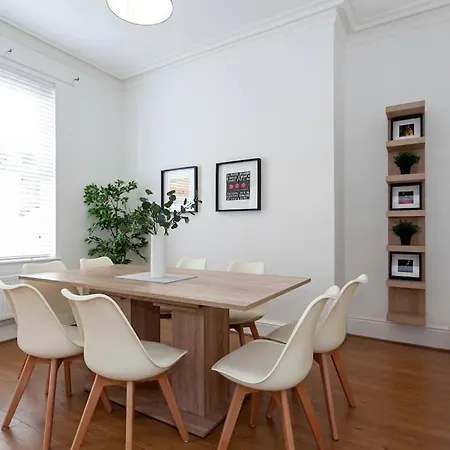 Ferienhaus Spacious Comfortable House Close To Etihad+parking