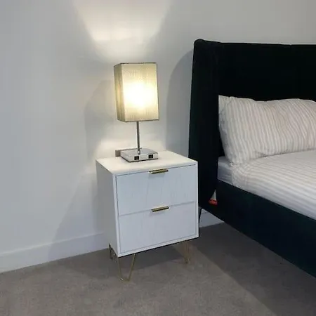 Luxe 1 Bedroom Apt Central