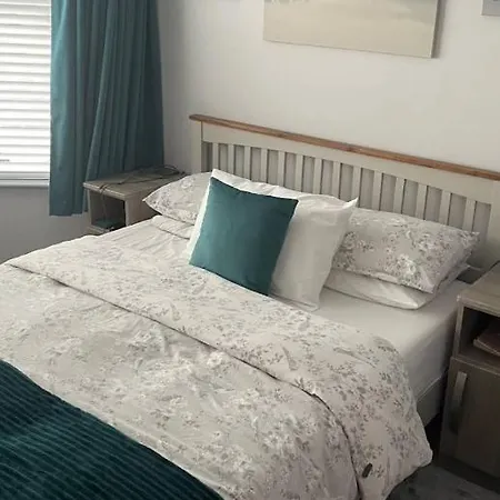 Beautiful 2 Bed House Near City Centre Feriehus *