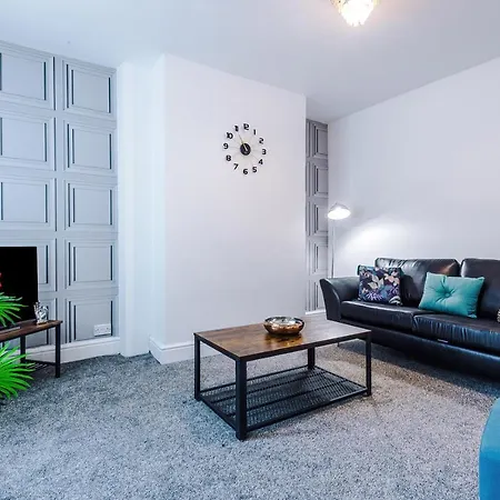 Three Bedroom With Free Parking Holiday home *