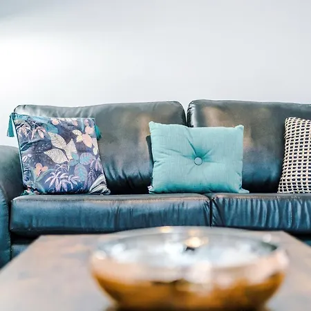 Three Bedroom With Free Parking Manchester