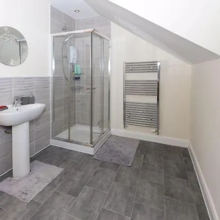 Canalside Townhouse With Free Parking Σπίτι διακοπών *