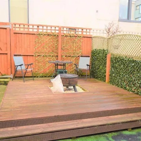 Canalside Townhouse With Free Parking *
