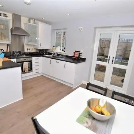 Canalside Townhouse With Free Parking *