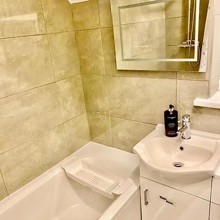 Spacious, Comfortable And Elegant 3 Bedroom Apartment Manchester