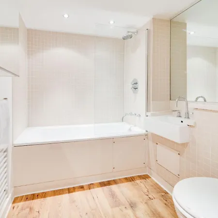 Pass The Keys Modern Ctr Studio Sleeps 6 Апартаменты