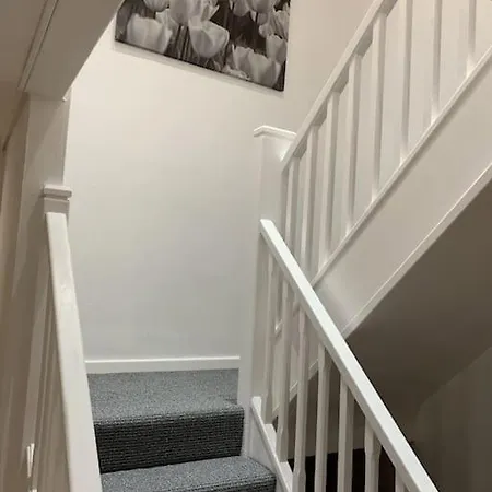 Fabulous 5 Bedroom House, Parking, Nr Centre * Manchester