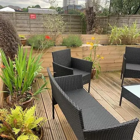 Fabulous 5 Bedroom House, Parking, Nr Centre