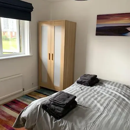 Fabulous 5 Bedroom House, Parking, Nr Centre Manchester