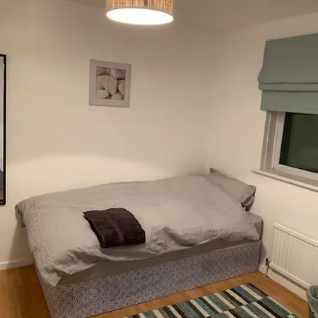 Fabulous 5 Bedroom House, Parking, Nr Centre Feriehus