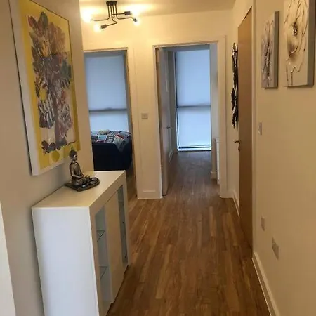 Amazing 3 Bed Penthouse With Large Balcony *