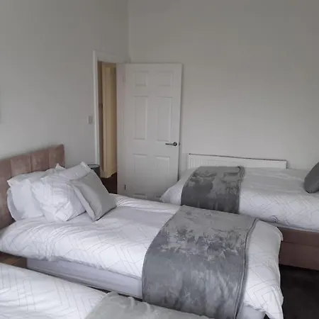 Spacious Comfortable House Close To Etihad+parking Ferienhaus