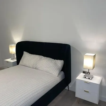 Luxe 1 Bedroom Apt Central *