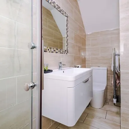 Spacious 4 Bedroom Modern House Near Centre Sleeps 12 Tatil Evi *