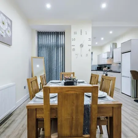 Spacious 4 Bedroom Modern House Near Centre Sleeps 12