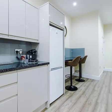 Spacious 4 Bedroom Modern House Near Centre Sleeps 12 * Manchester