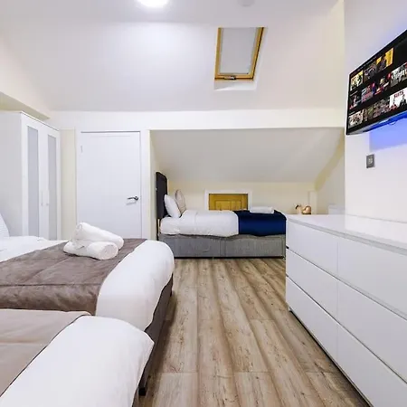 Spacious 4 Bedroom Modern House Near Centre Sleeps 12 Manchester