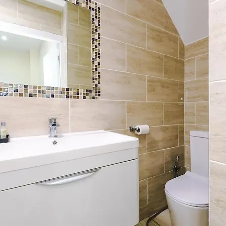 Spacious 4 Bedroom Modern House Near Centre Sleeps 12 * Manchester