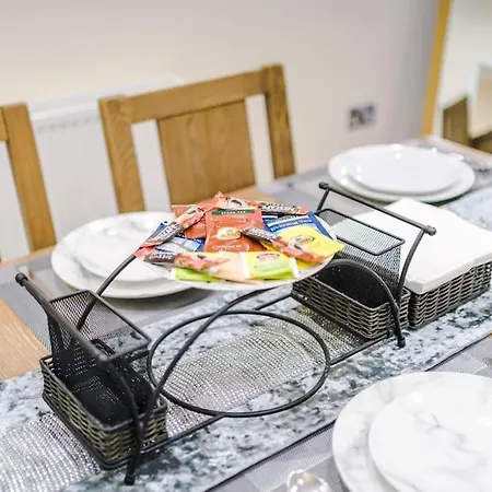 Tatil Evi Spacious 4 Bedroom Modern House Near Centre Sleeps 12 *