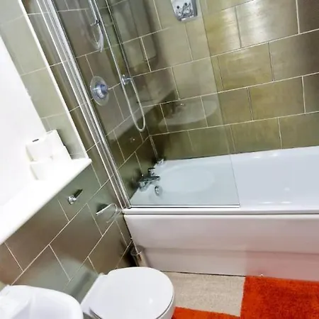 Lovely 2-bedroom Apartment, Free Parking *