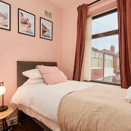 Holiday home Peaceful House With Garden And Parking Manchester