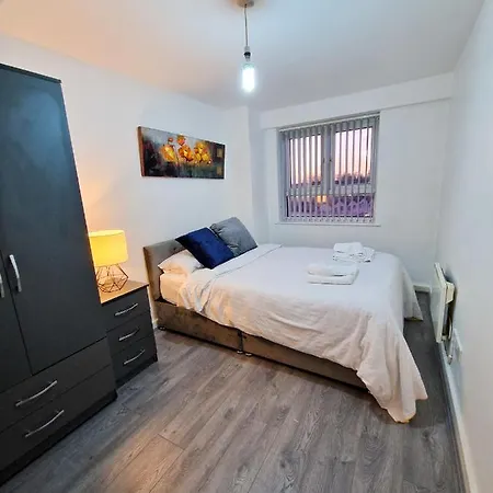 Spacious For And Contractor Groups In Salford - Private Parking - By Nmb Serviced *