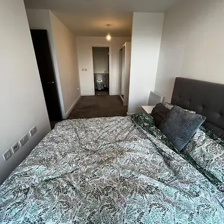 Apartment Stylish 2 Bedroom *