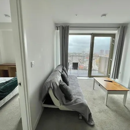 Апартаменты Gorgeous Luxury Canel Park View Gym 2 Ensuites Bedroom Near Centre *