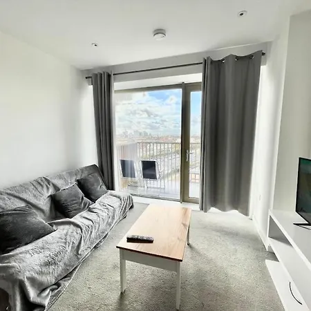Gorgeous Luxury Canel Park View Gym 2 Ensuites Bedroom Near Centre *