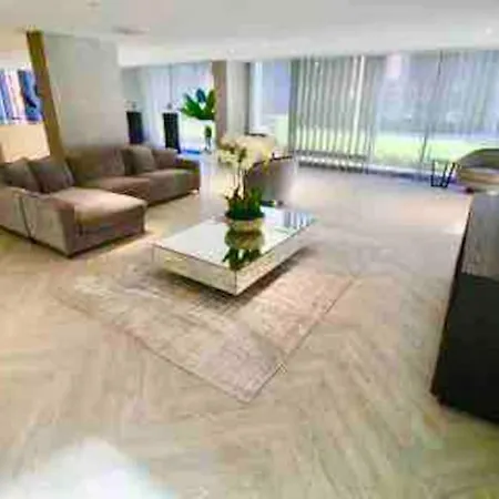 Апартаменты Gorgeous Luxury Canel Park View Gym 2 Ensuites Bedroom Near Centre