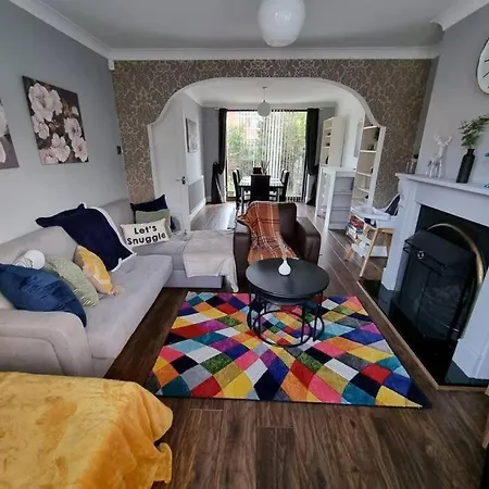 Spacious 3 Bedroom Semi Detached In * Manchester