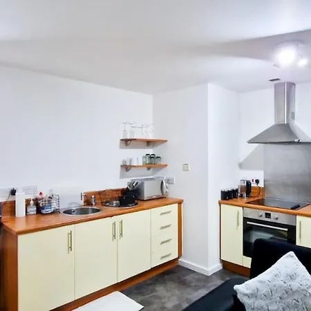 Lovely 2-bedroom Apartment, Free Parking 아파트 *