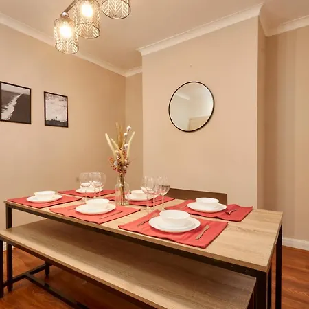 Holiday home Peaceful House With Garden And Parking Manchester
