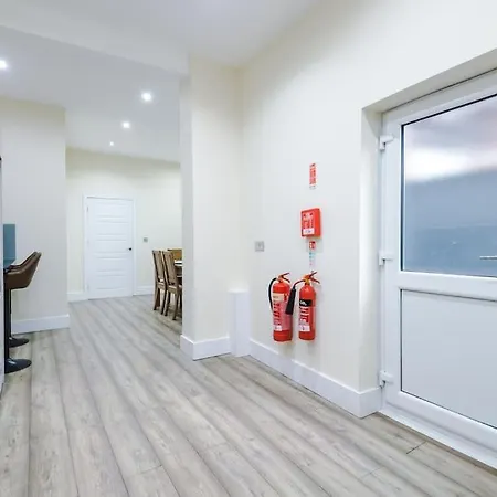 Tatil Evi Spacious 4 Bedroom Modern House Near Centre Sleeps 12 Manchester