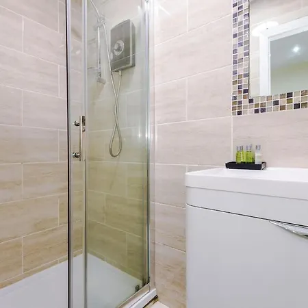Spacious 4 Bedroom Modern House Near Centre Sleeps 12 別荘 *