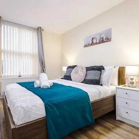 Spacious 4 Bedroom Modern House Near Centre Sleeps 12 Tatil Evi Manchester