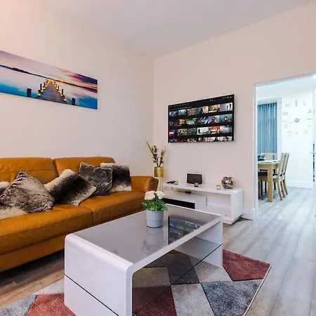 Spacious 4 Bedroom Modern House Near Centre Sleeps 12 別荘