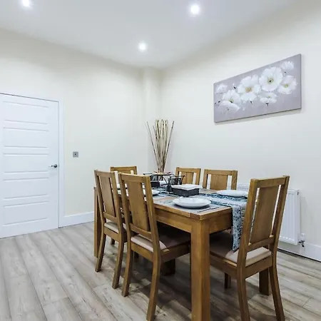 Spacious 4 Bedroom Modern House Near Centre Sleeps 12 別荘