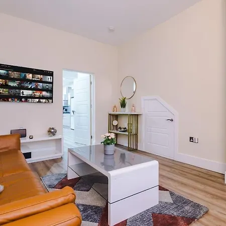 Spacious 4 Bedroom Modern House Near Centre Sleeps 12 別荘