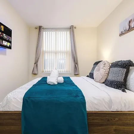 Spacious 4 Bedroom Modern House Near Centre Sleeps 12 別荘
