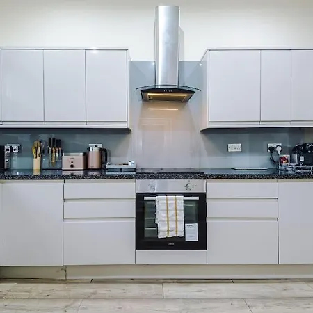Spacious 4 Bedroom Modern House Near Centre Sleeps 12 Tatil Evi Manchester