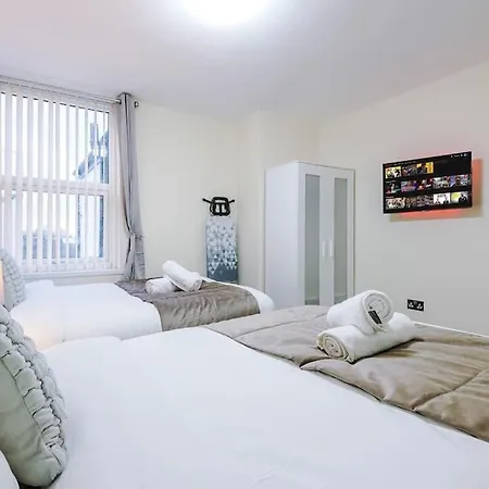 Spacious 4 Bedroom Modern House Near Centre Sleeps 12 別荘 *