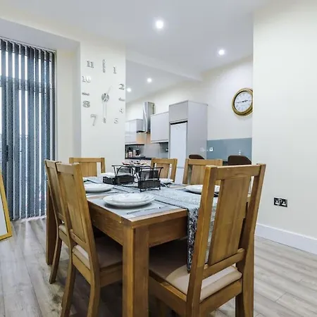 Spacious 4 Bedroom Modern House Near Centre Sleeps 12 Tatil Evi Manchester