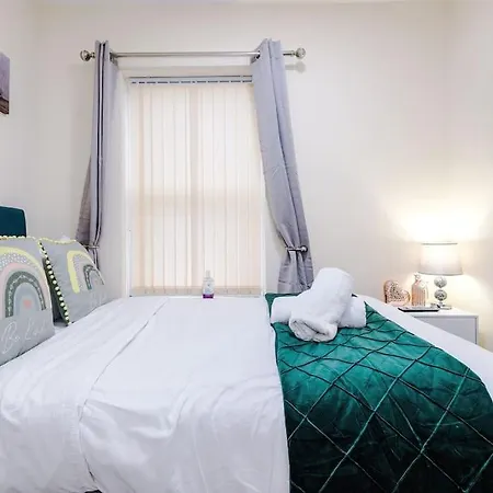Tatil Evi Spacious 4 Bedroom Modern House Near Centre Sleeps 12 *