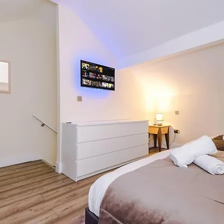 Spacious 4 Bedroom Modern House Near Centre Sleeps 12 Holiday home *